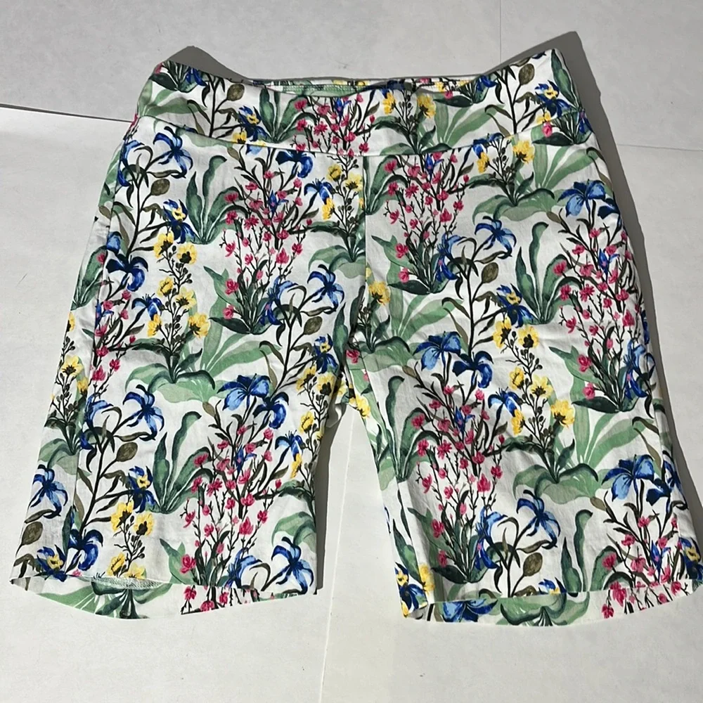J. McLaughlin pull on floral Bermuda shorts sz 10 white green summer spring